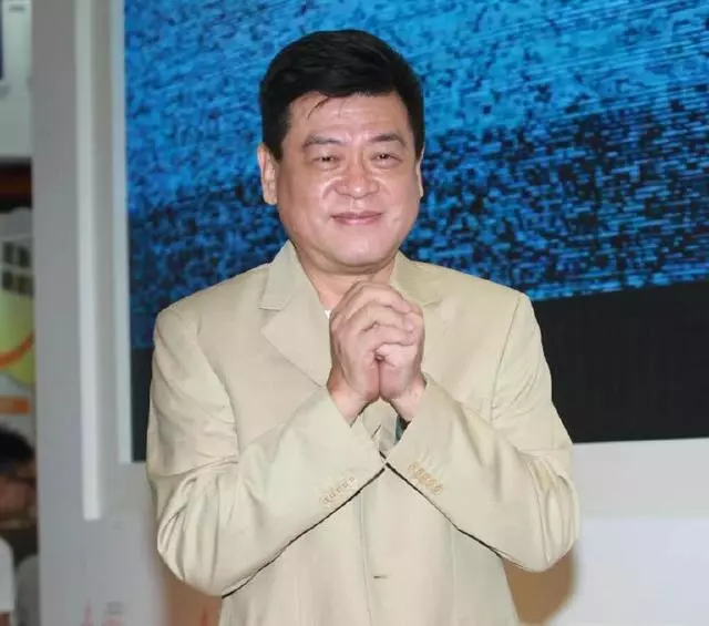 吳奇隆年賺6億仍念舊「養她30年」當親媽!他讚吳奇隆:「不像某些藝人」羨慕感慨!