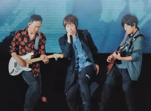 吳奇隆年賺6億仍念舊「養她30年」當親媽!他讚吳奇隆:「不像某些藝人」羨慕感慨!