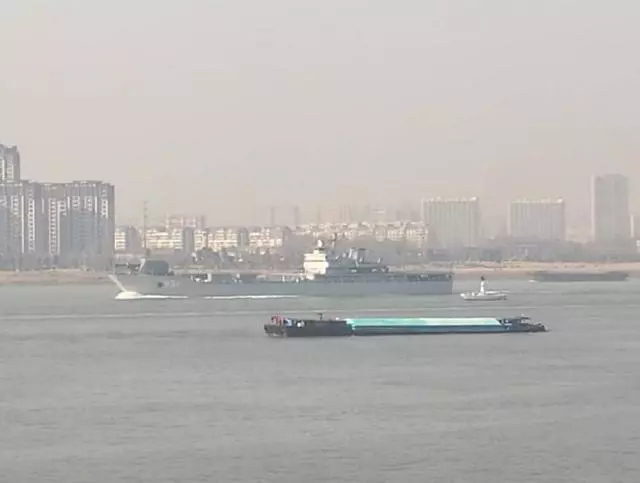 中國電磁炮載艦再次出海,美國大炮還未搭載上船,進度已明顯落後