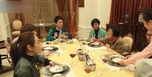 魯豫去賭王四太家吃飯,傭人端上一盤餃子,網友:豪門這麼講究?