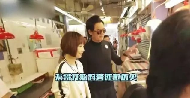 魯豫去賭王四太家吃飯,傭人端上一盤餃子,網友:豪門這麼講究?