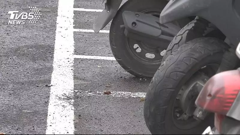 機車格寬擬減**公分 民怨:停車難度增加