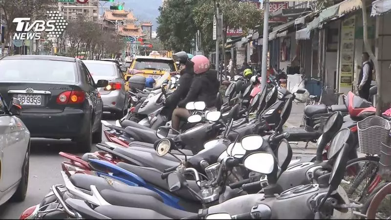 機車格寬擬減**公分 民怨:停車難度增加