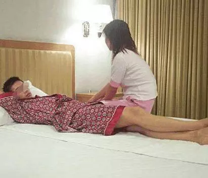 我騙老婆,半夜偷去了前女友家,回家後見著老婆裙子