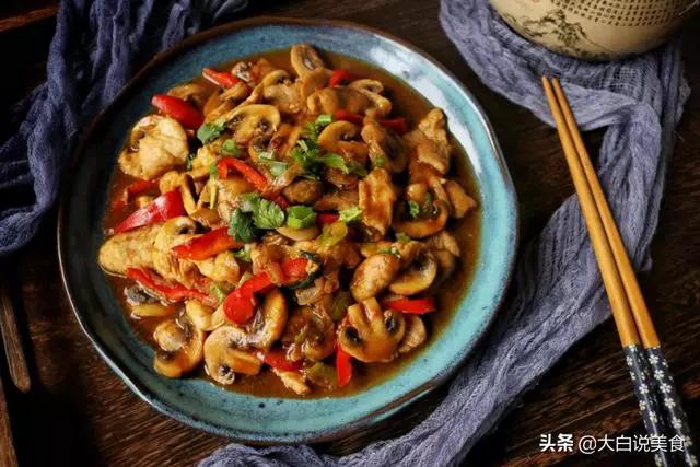 做蘑菇小炒肉時,注意兩個小技巧,吃起來又香又嫩還不老