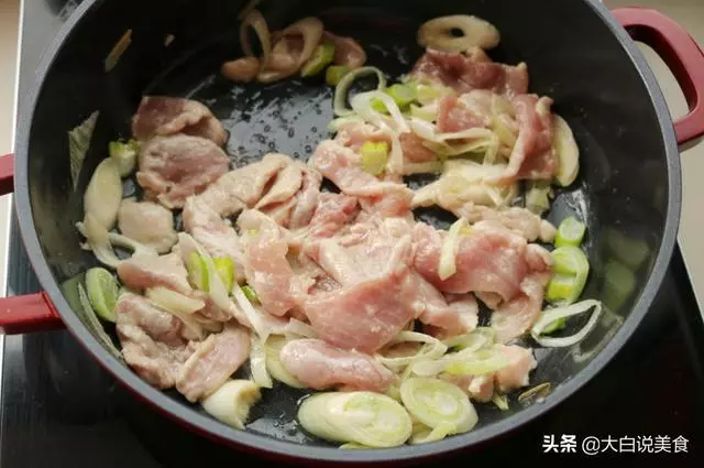 做蘑菇小炒肉時,注意兩個小技巧,吃起來又香又嫩還不老