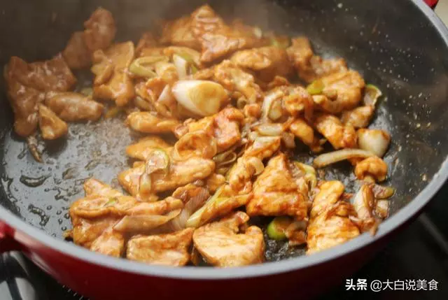 做蘑菇小炒肉時,注意兩個小技巧,吃起來又香又嫩還不老