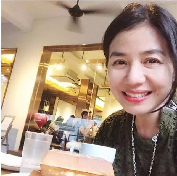 58歲鍾楚紅素顏照曝光,滿臉皺紋毫不在意,堅持不整容、不修圖:最美的女人,就是呈現最真實自己