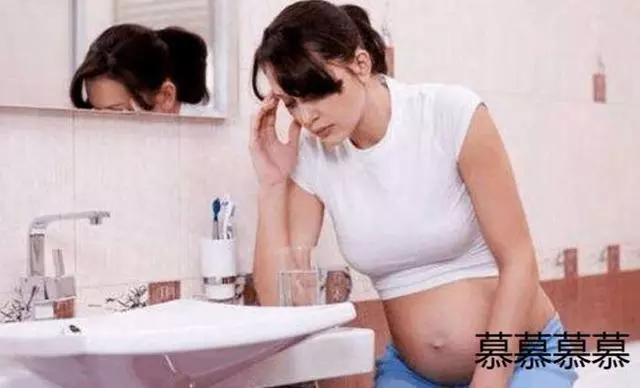懷孕產下龍鳳胎,婆婆在產房外大罵,老公二話沒說一巴掌打了過去