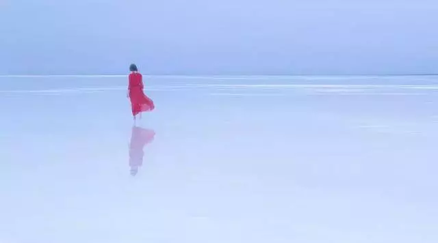 遠嫁三年,女兒不打招呼回娘家,路上買包子,聽到熟悉的聲音愣了