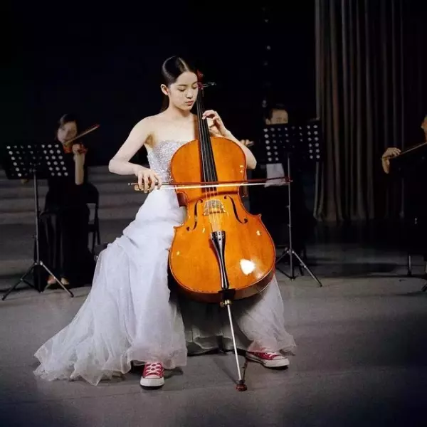 歐陽娜娜ins被陳冠希「瘋狂」點讃!兩人相差20歲卻相見恨晚,讓所有人羨慕!