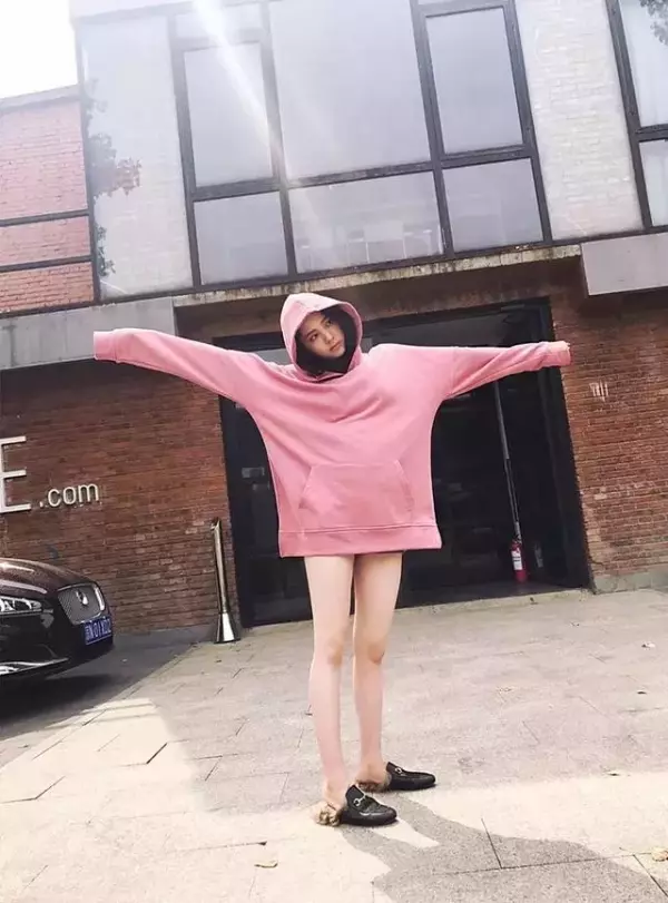 歐陽娜娜ins被陳冠希「瘋狂」點讃!兩人相差20歲卻相見恨晚,讓所有人羨慕!