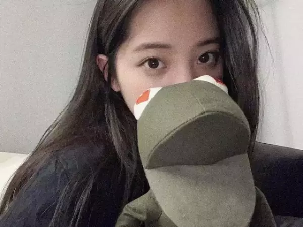 歐陽娜娜ins被陳冠希「瘋狂」點讃!兩人相差20歲卻相見恨晚,讓所有人羨慕!