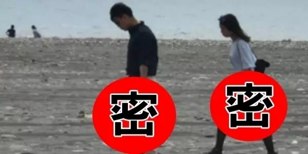 路人驚見情侶在沙灘做「這件事」,引發網友熱議:「怎麼會有這種人?」