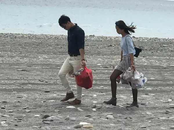 路人驚見情侶在沙灘做「這件事」,引發網友熱議:「怎麼會有這種人?」