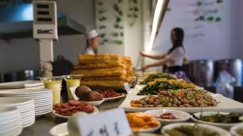 早餐店打工妹妹因為不小心在雞蛋上放了醬油被奧客罵沒前途,沒想到她默默走到櫃台後做接下來的這個『動作」,大家都拍手叫好!