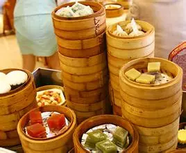 早餐店打工妹妹因為不小心在雞蛋上放了醬油被奧客罵沒前途,沒想到她默默走到櫃台後做接下來的這個『動作」,大家都拍手叫好!