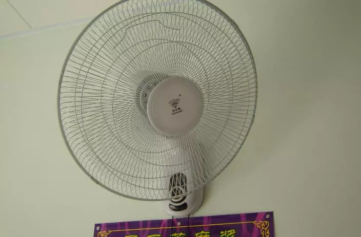 早餐店打工妹妹因為不小心在雞蛋上放了醬油被奧客罵沒前途,沒想到她默默走到櫃台後做接下來的這個『動作」,大家都拍手叫好!