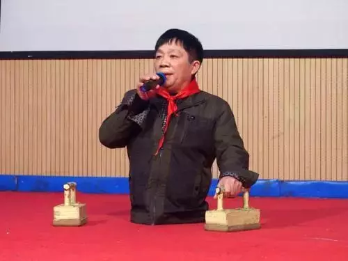他被10噸大貨車腰斬,截肢後身高只剩78公分,59歲的他如今變成這樣!讓人萬萬沒想到!