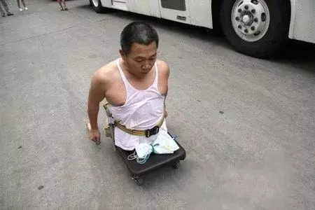 他被10噸大貨車腰斬,截肢後身高只剩78公分,59歲的他如今變成這樣!讓人萬萬沒想到!
