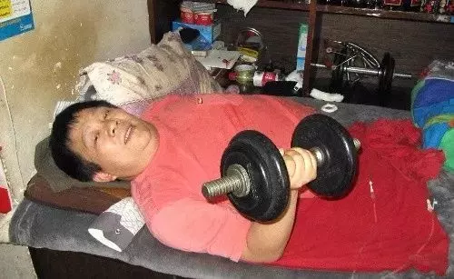 他被10噸大貨車腰斬,截肢後身高只剩78公分,59歲的他如今變成這樣!讓人萬萬沒想到!