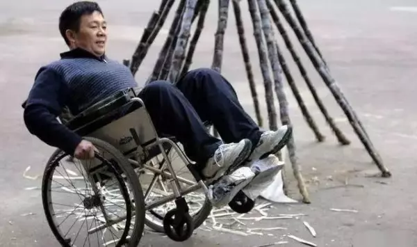 他被10噸大貨車腰斬,截肢後身高只剩78公分,59歲的他如今變成這樣!讓人萬萬沒想到!