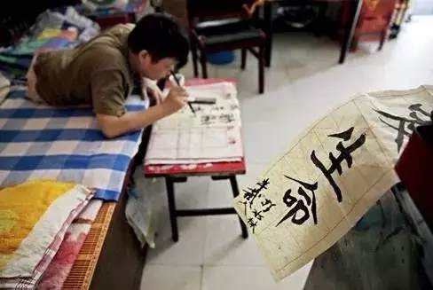 他被10噸大貨車腰斬,截肢後身高只剩78公分,59歲的他如今變成這樣!讓人萬萬沒想到!