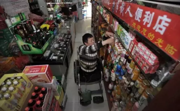 他被10噸大貨車腰斬,截肢後身高只剩78公分,59歲的他如今變成這樣!讓人萬萬沒想到!