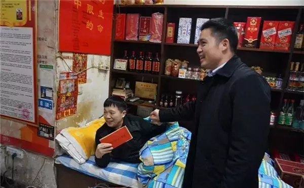 他被10噸大貨車腰斬,截肢後身高只剩78公分,59歲的他如今變成這樣!讓人萬萬沒想到!