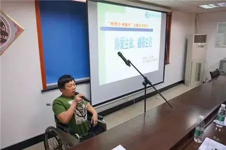 他被10噸大貨車腰斬,截肢後身高只剩78公分,59歲的他如今變成這樣!讓人萬萬沒想到!