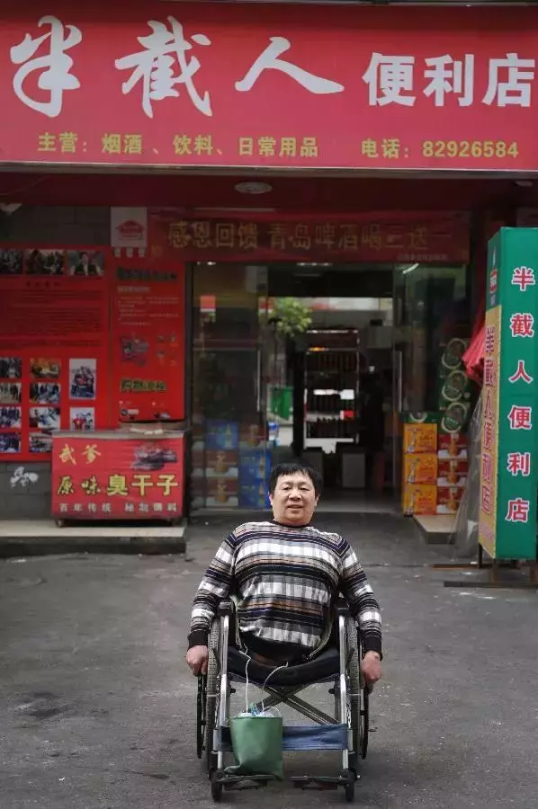 他被10噸大貨車腰斬,截肢後身高只剩78公分,59歲的他如今變成這樣!讓人萬萬沒想到!