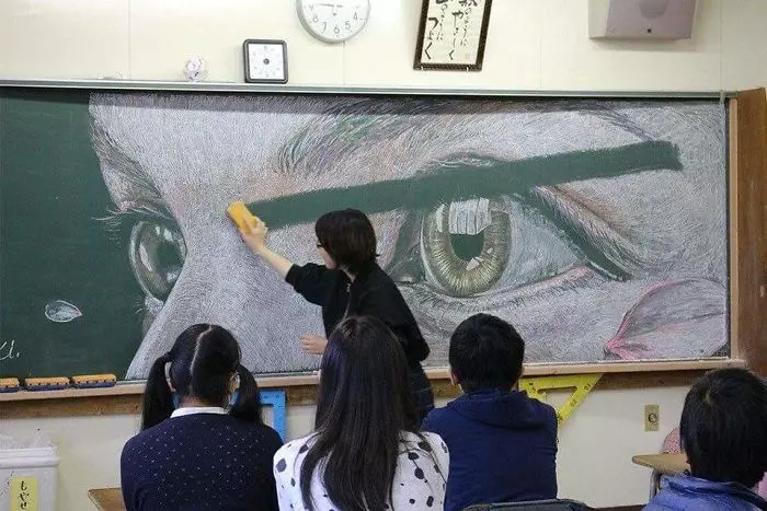 天才學生「用粉筆畫出神作」震撼全球,老師狠心一擦黑板「把大家的心都擦碎了」!