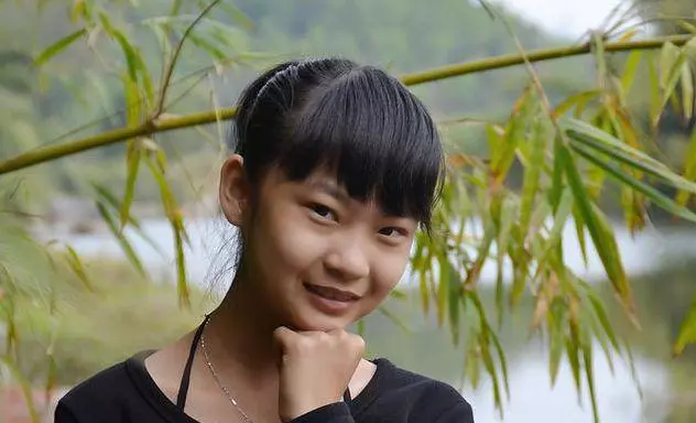 父親生前欠下鉅款,兩個兒子不還債,女兒把錢送到債主家,債主卻給了她100萬!