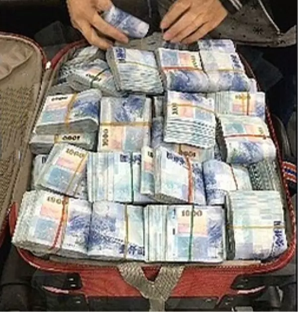 父親生前欠下鉅款,兩個兒子不還債,女兒把錢送到債主家,債主卻給了她100萬!