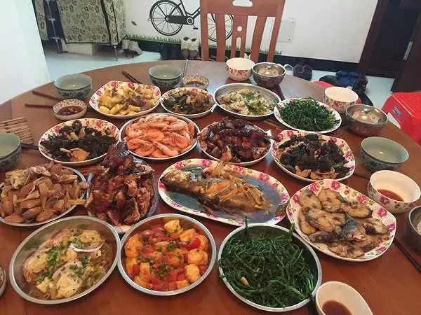 到兒子家吃飯從來沒坐過餐桌,看到「媳婦的碗」後 我二話不說離開這個家!