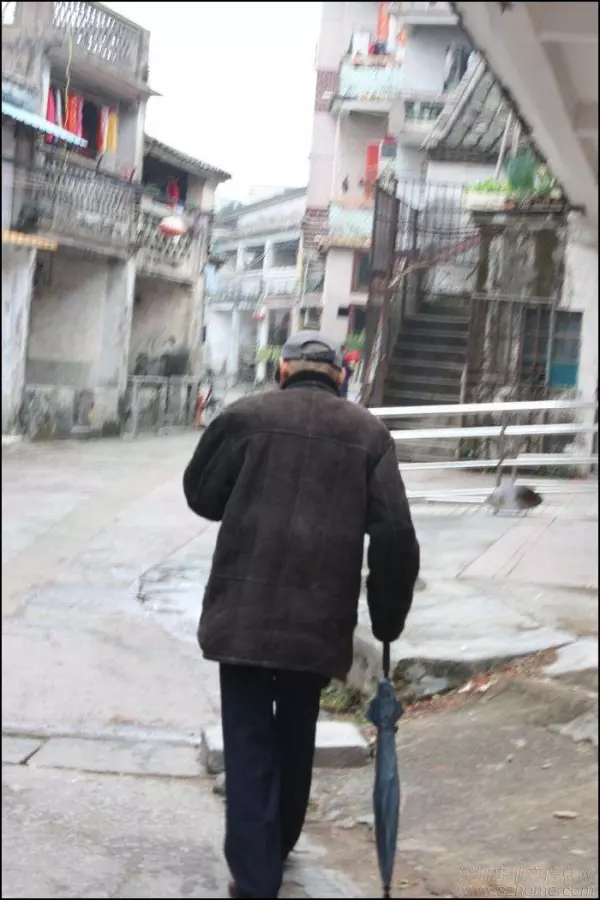 到兒子家吃飯從來沒坐過餐桌,看到「媳婦的碗」後 我二話不說離開這個家!