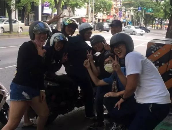 史上最歡樂!男大生被開人生第一張罰單…同學笑倒邀警留念合照 苦主表情超厭世