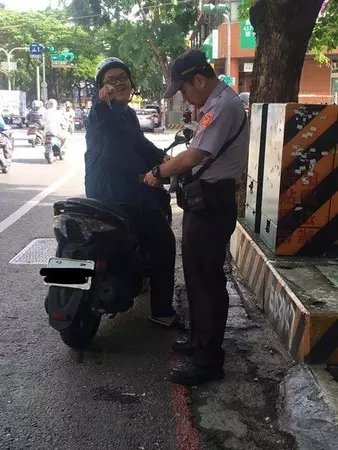 史上最歡樂!男大生被開人生第一張罰單…同學笑倒邀警留念合照 苦主表情超厭世