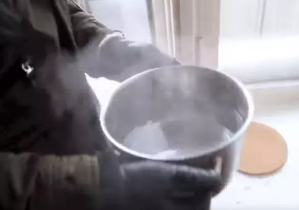 人工也能造雪花瀑布?零下41度,一整鍋滾燙沸水,他往外一潑「瞬間變成一串銀流」畫面超吸睛!