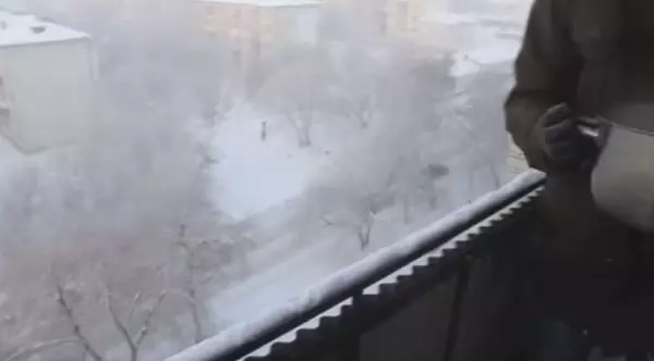 人工也能造雪花瀑布?零下41度,一整鍋滾燙沸水,他往外一潑「瞬間變成一串銀流」畫面超吸睛!