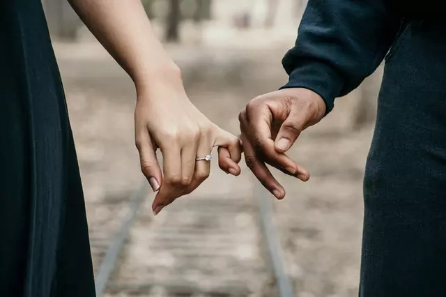 一個荒唐睹約造就一段姻緣!「300封情書當嫁妝」最後娶得賢妻歸!兒子見證:爸媽越老越相愛!