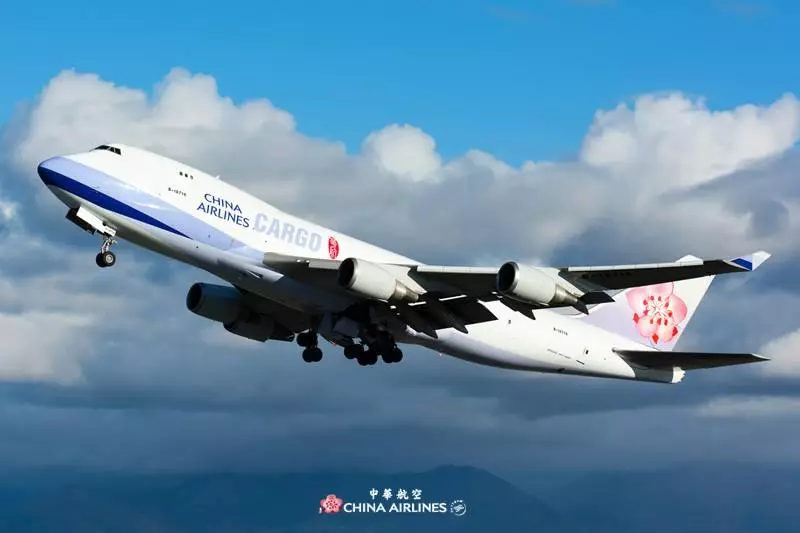 呆坐10小時!飛機機師爆工作辛酸,內急才能離座...他感嘆:「萬一出差錯,都怪我們!」