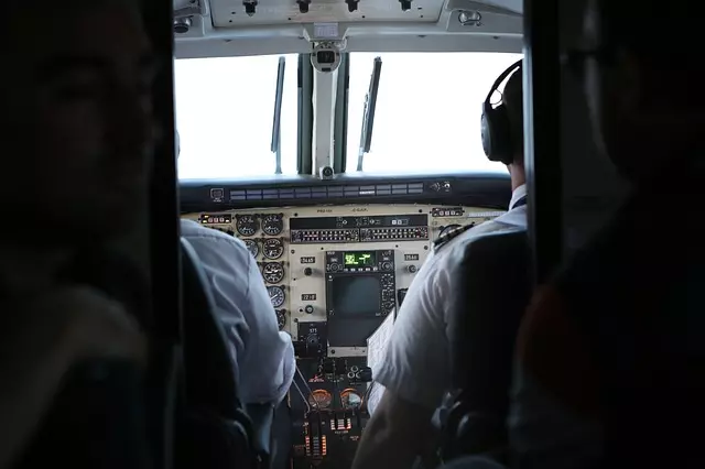 呆坐10小時!飛機機師爆工作辛酸,內急才能離座...他感嘆:「萬一出差錯,都怪我們!」