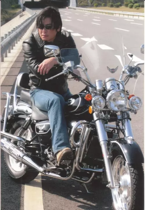 以一首《一場遊戲一場夢》紅遍亞洲,曾驚傳被人下毒而失聲...如今的王傑過著這樣的生活!