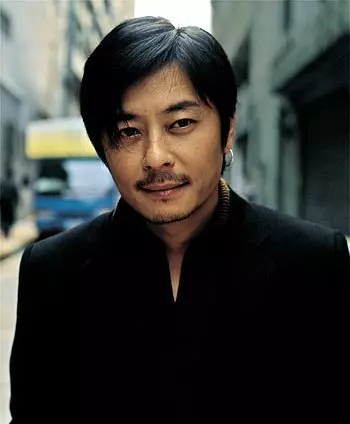 以一首《一場遊戲一場夢》紅遍亞洲,曾驚傳被人下毒而失聲...如今的王傑過著這樣的生活!
