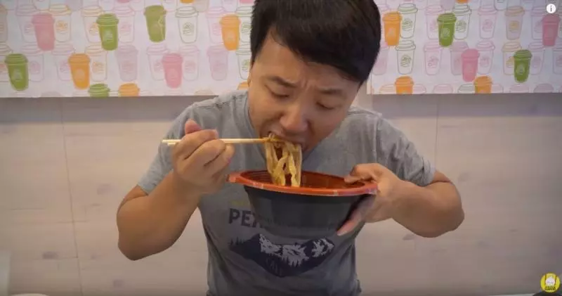 台灣小7讓外國人驚呆!Youtuber邊吃邊讚…「屌打美國小7」羨慕:好想搬來台灣(圖+影)