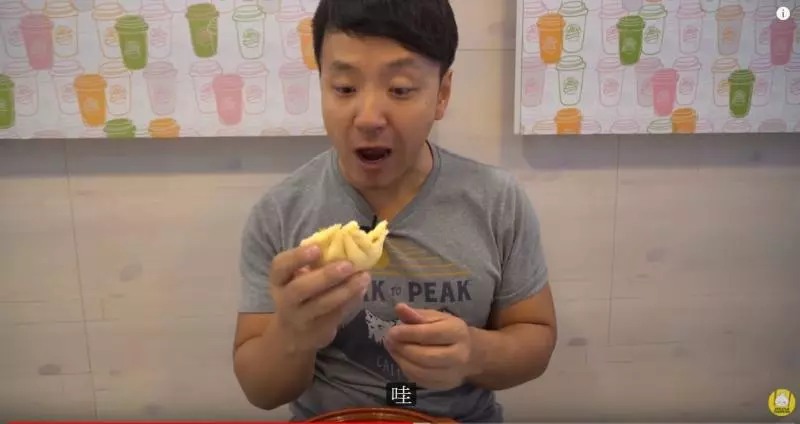 台灣小7讓外國人驚呆!Youtuber邊吃邊讚…「屌打美國小7」羨慕:好想搬來台灣(圖+影)