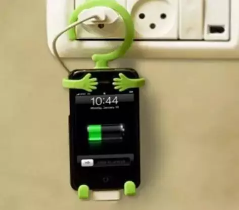 手機沒電又沒帶充電器!只要一招讓你手機電量即可恢復100%!