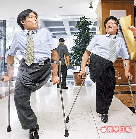 不捨哥哥!忠義在他死後「傳簡訊給生父」:要見最後一面嗎? 對方沉默數日後「終於回應了」