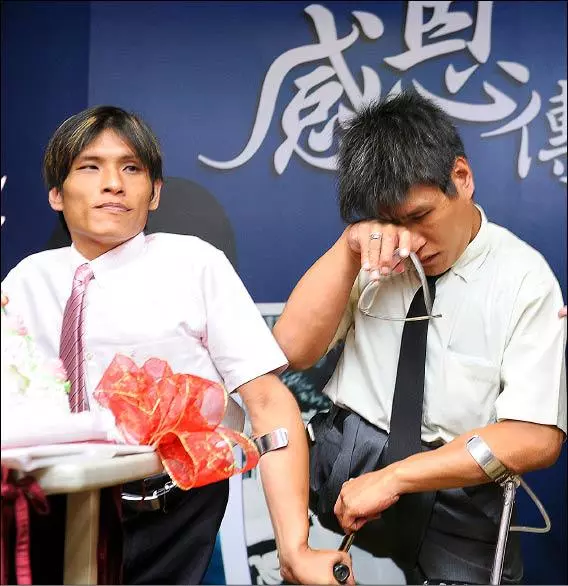 不捨哥哥!忠義在他死後「傳簡訊給生父」:要見最後一面嗎? 對方沉默數日後「終於回應了」
